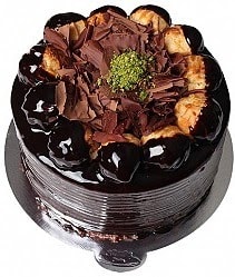 4 ile 6 kişilik Profiterollü Yaş pasta pasta